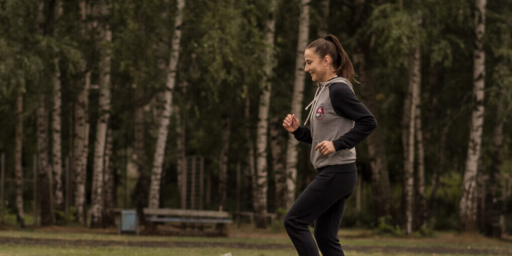 Кроссовый бег и зачем во время него петь песни?