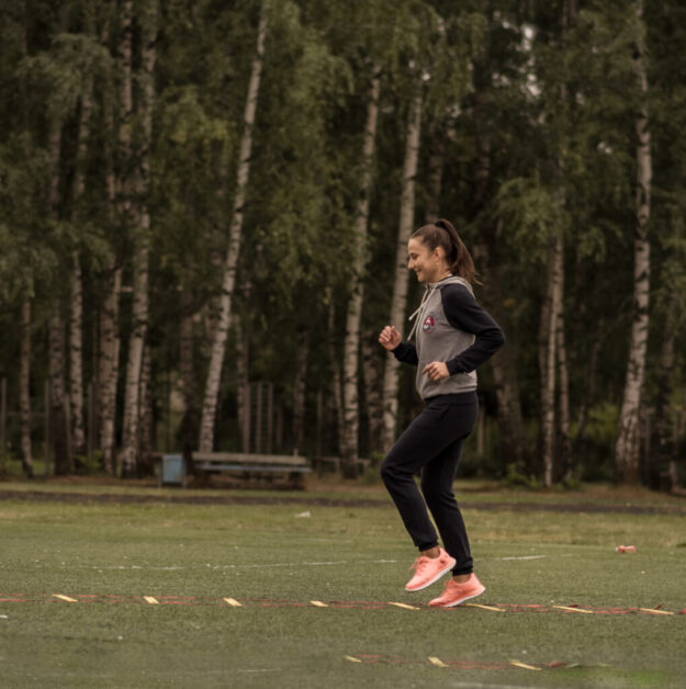 Кроссовый бег и зачем во время него петь песни?