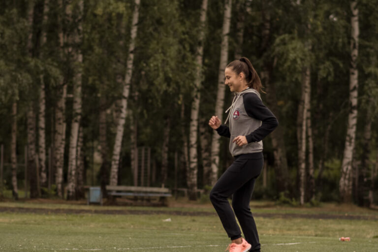 Кроссовый бег и зачем во время него петь песни?
