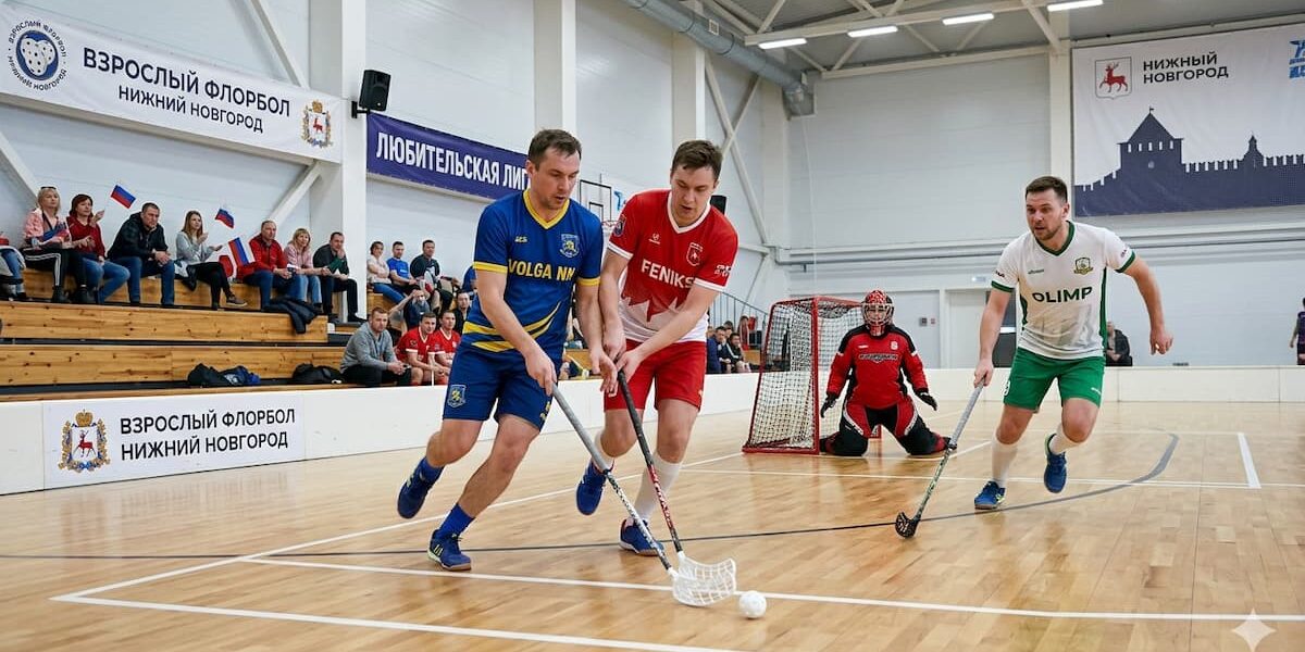 Матч любительской лиги по флорболу в Нижнем Новгороде, игроки команд Волга, Феникс и Олимп на поле