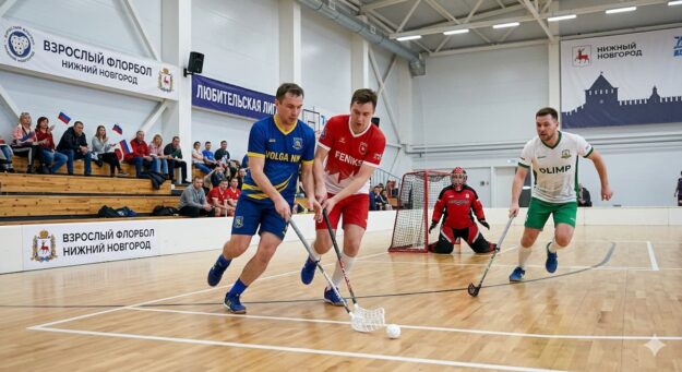 Матч любительской лиги по флорболу в Нижнем Новгороде, игроки команд Волга, Феникс и Олимп на поле