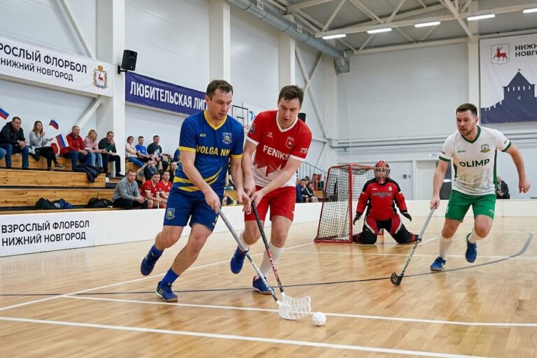 Матч любительской лиги по флорболу в Нижнем Новгороде, игроки команд Волга, Феникс и Олимп на поле Матч любительской лиги по флорболу в Нижнем Новгороде, игроки команд Волга, Феникс и Олимп на поле